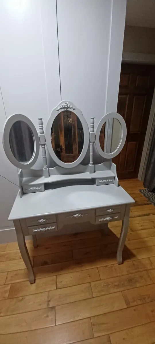 Vanity table - Image 2