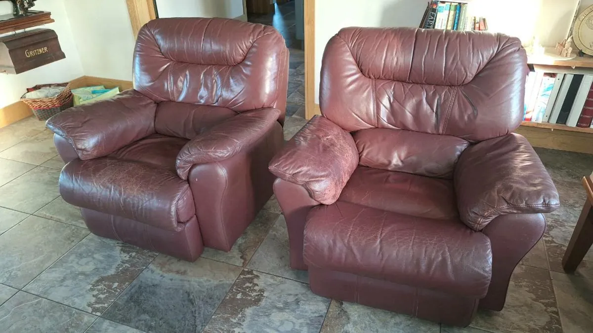 Leather  3-seater couch and 2 recliner sofas - Image 2