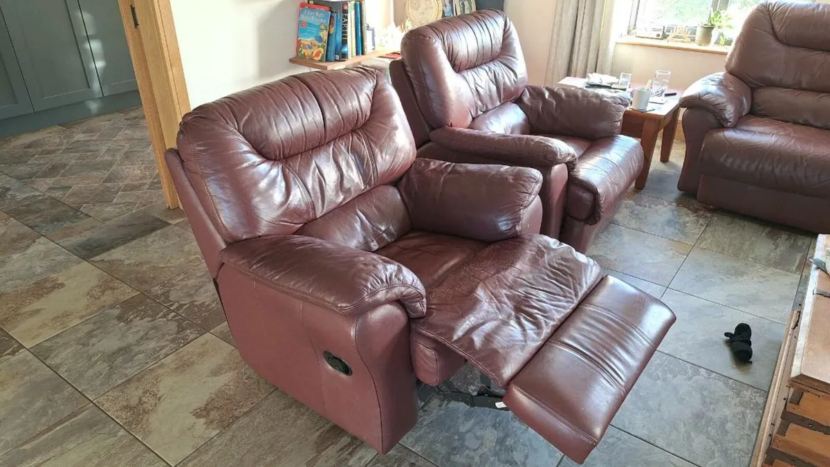 Leather  3-seater couch and 2 recliner sofas - Image 3