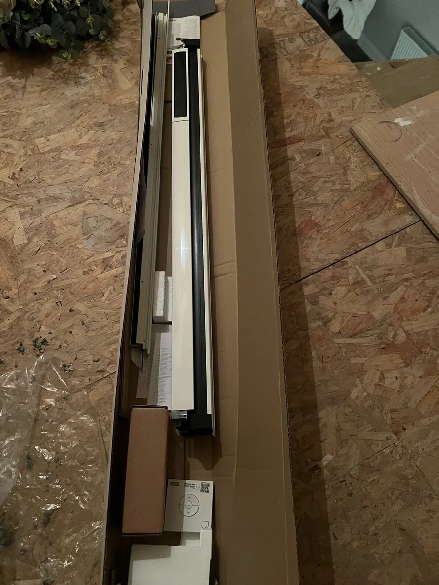 Velux solar powered blind - Image 2