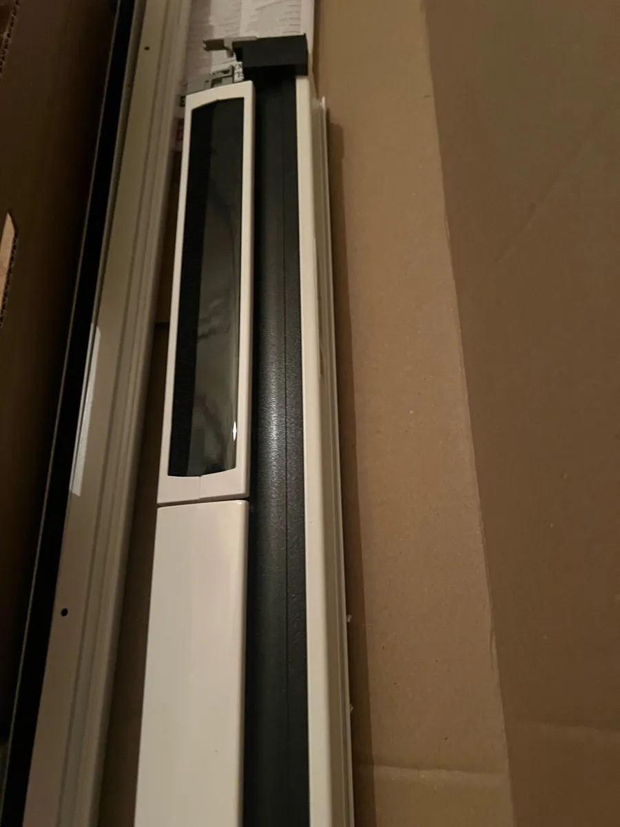 Velux solar powered blind - Image 3