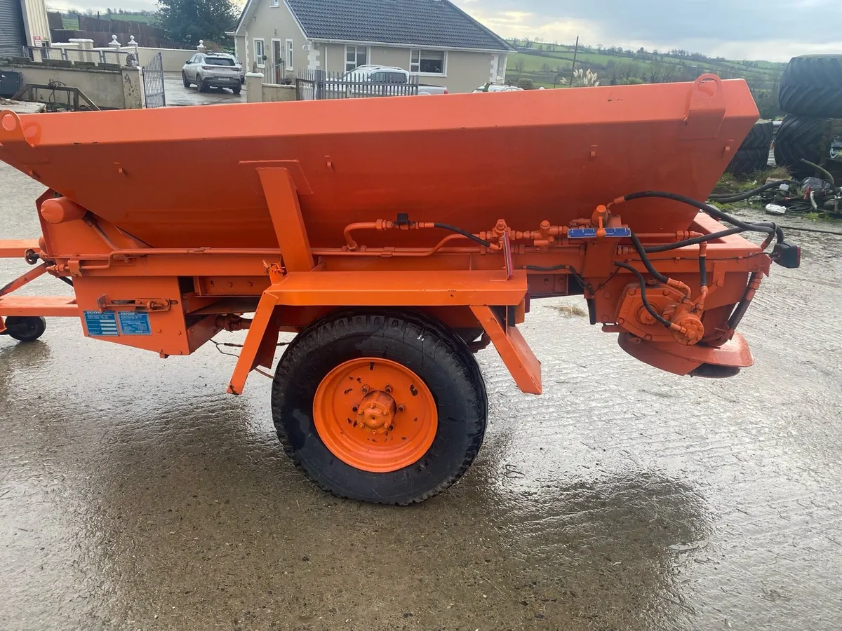 Lime fertiliser and salt spreader - Image 2