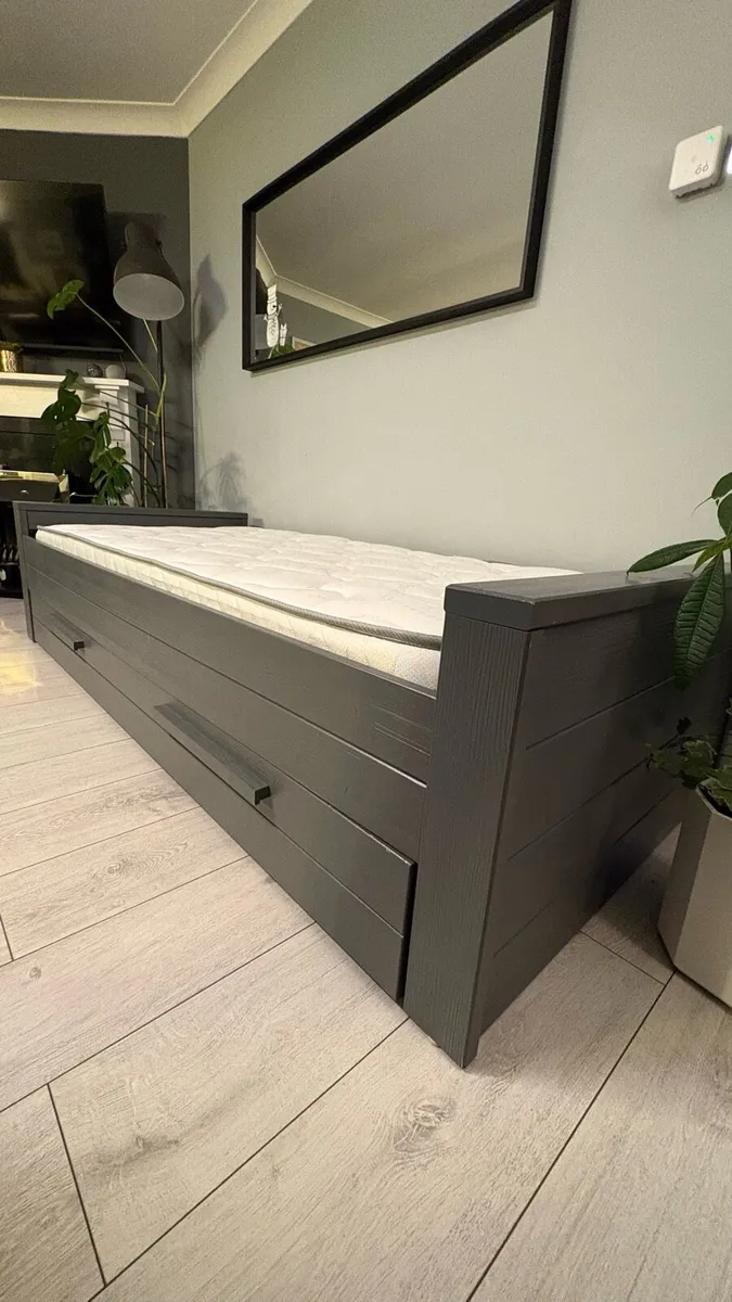 Day bed + mattress + storage - Image 1