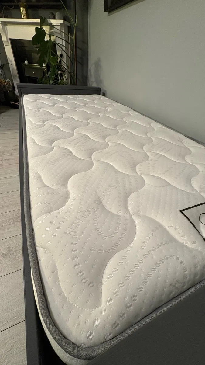 Day bed + mattress + storage - Image 2