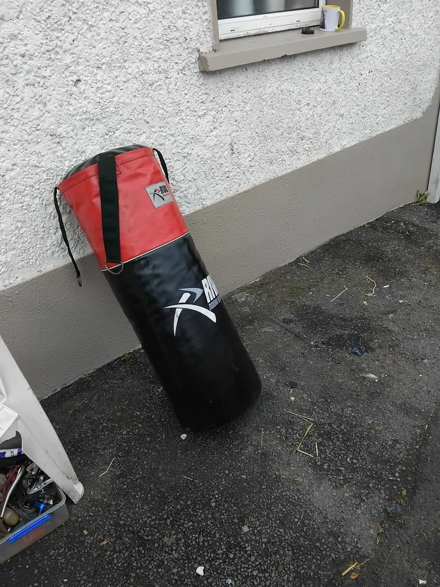 Big boxing bag in great condition price too sell - Image 3