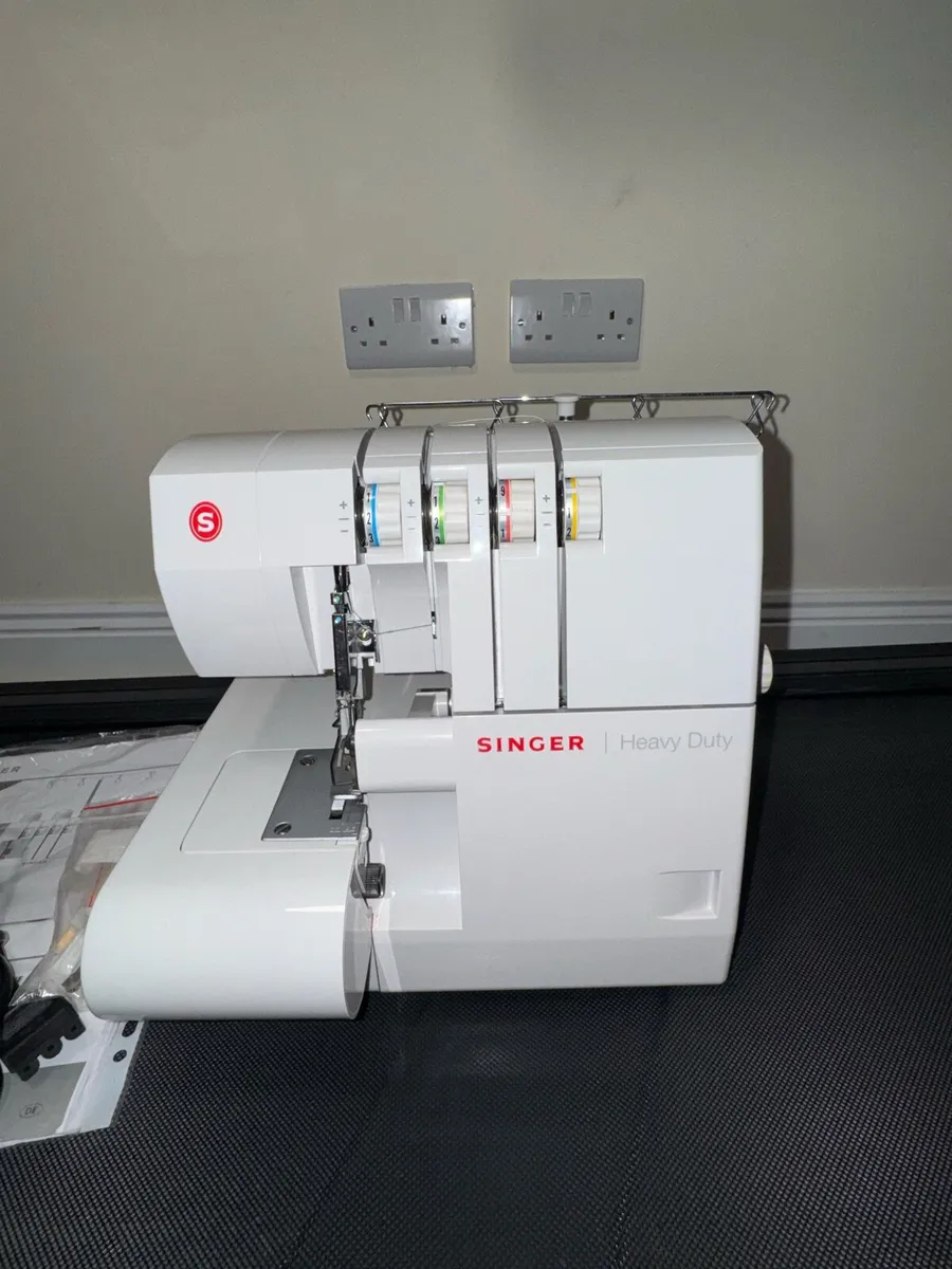 OVERLOCK SINGER HEAVY DUTY 14HD854 SEWING MACHINE - Image 1