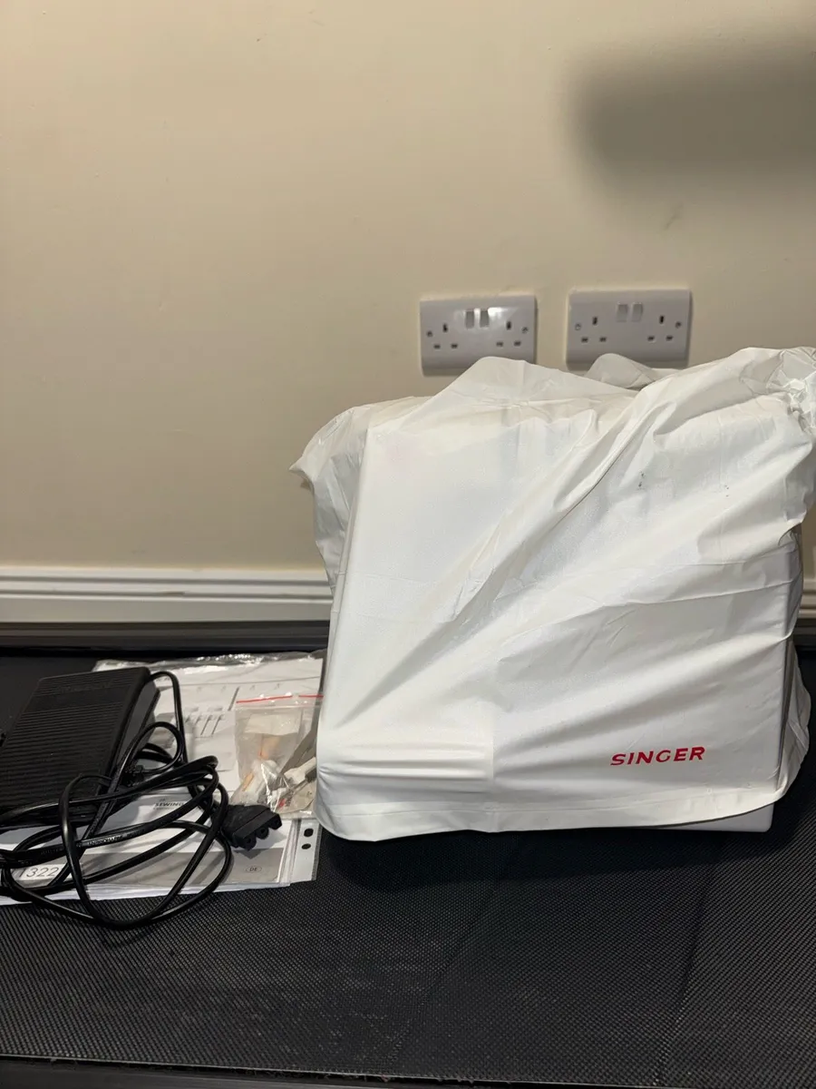 OVERLOCK SINGER HEAVY DUTY 14HD854 SEWING MACHINE - Image 2