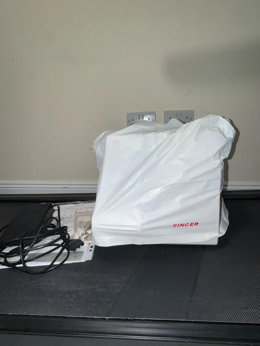 OVERLOCK SINGER HEAVY DUTY 14HD854 SEWING MACHINE - Image 4