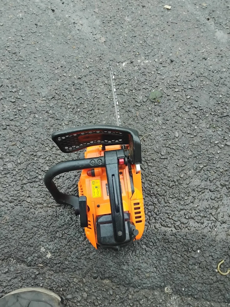 3 hand chainsaw only used 3 times like new - Image 4