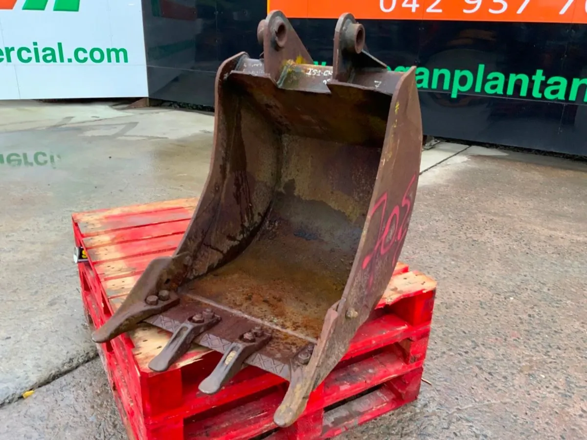 24" JCB 3CX BUCKET......45mm PINS........70s. - Image 2