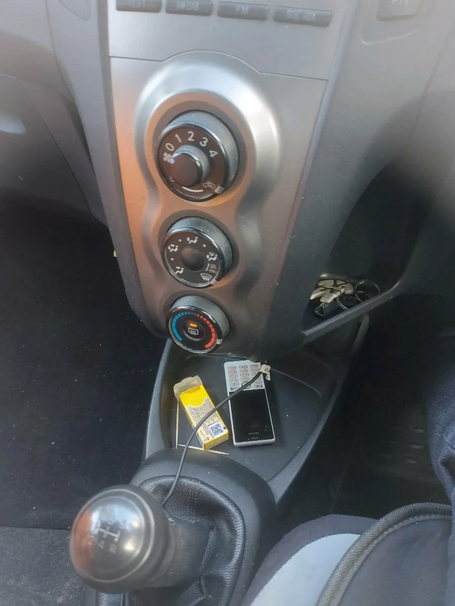 Car  yaris - Image 4