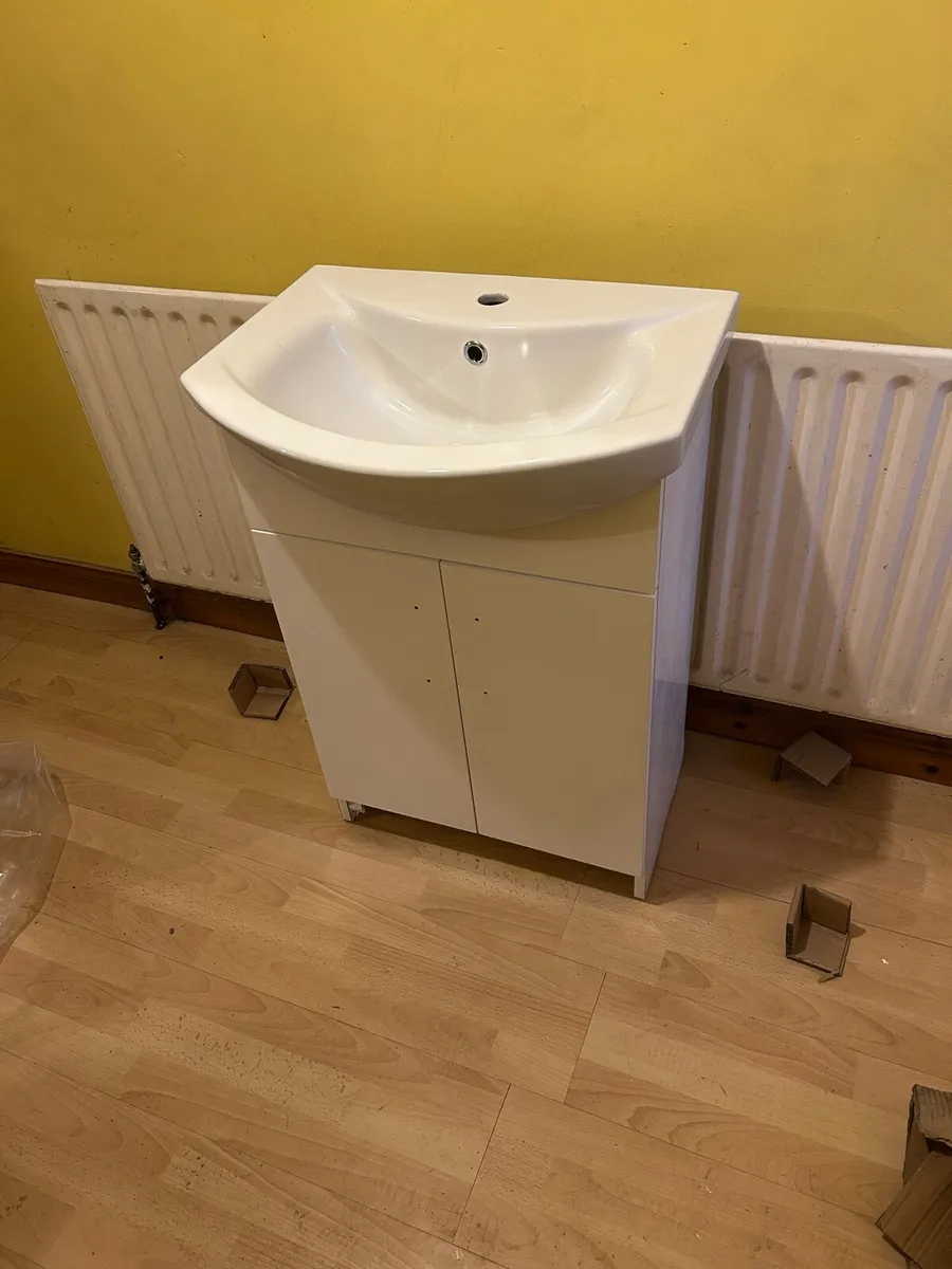 Vanity unit and mirror - Image 1