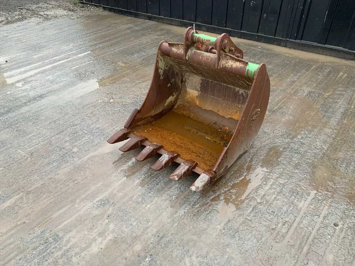 2FT 6 Digger Bucket – 60mm Pins | 310mm Centres - Image 1
