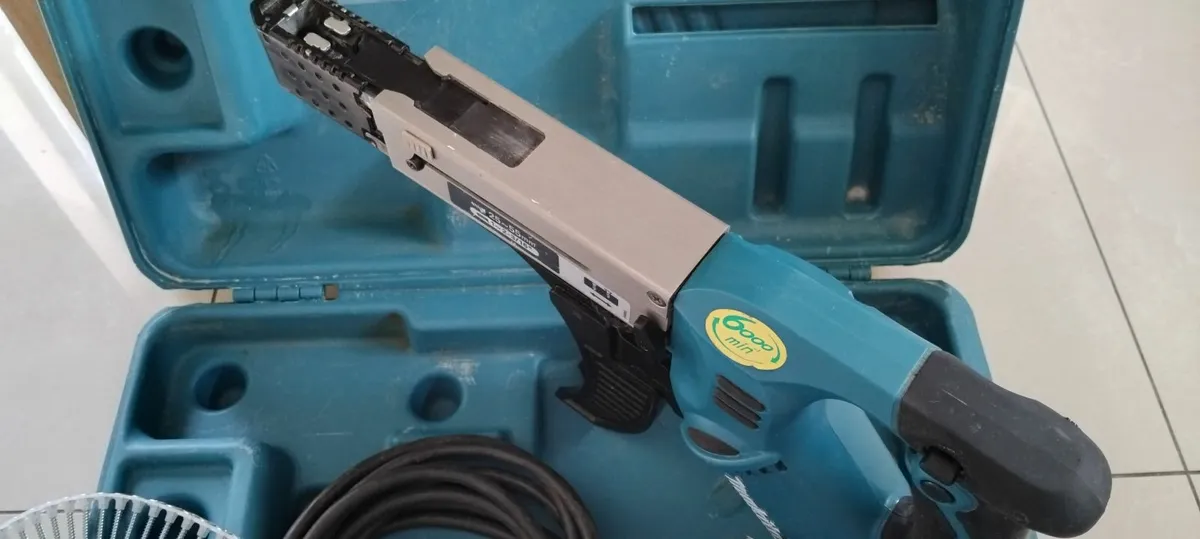 Makita 6843 Auto Feed 240v - Image 4