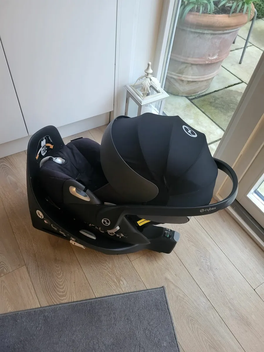 Cybex cloud car seat and Isofix base