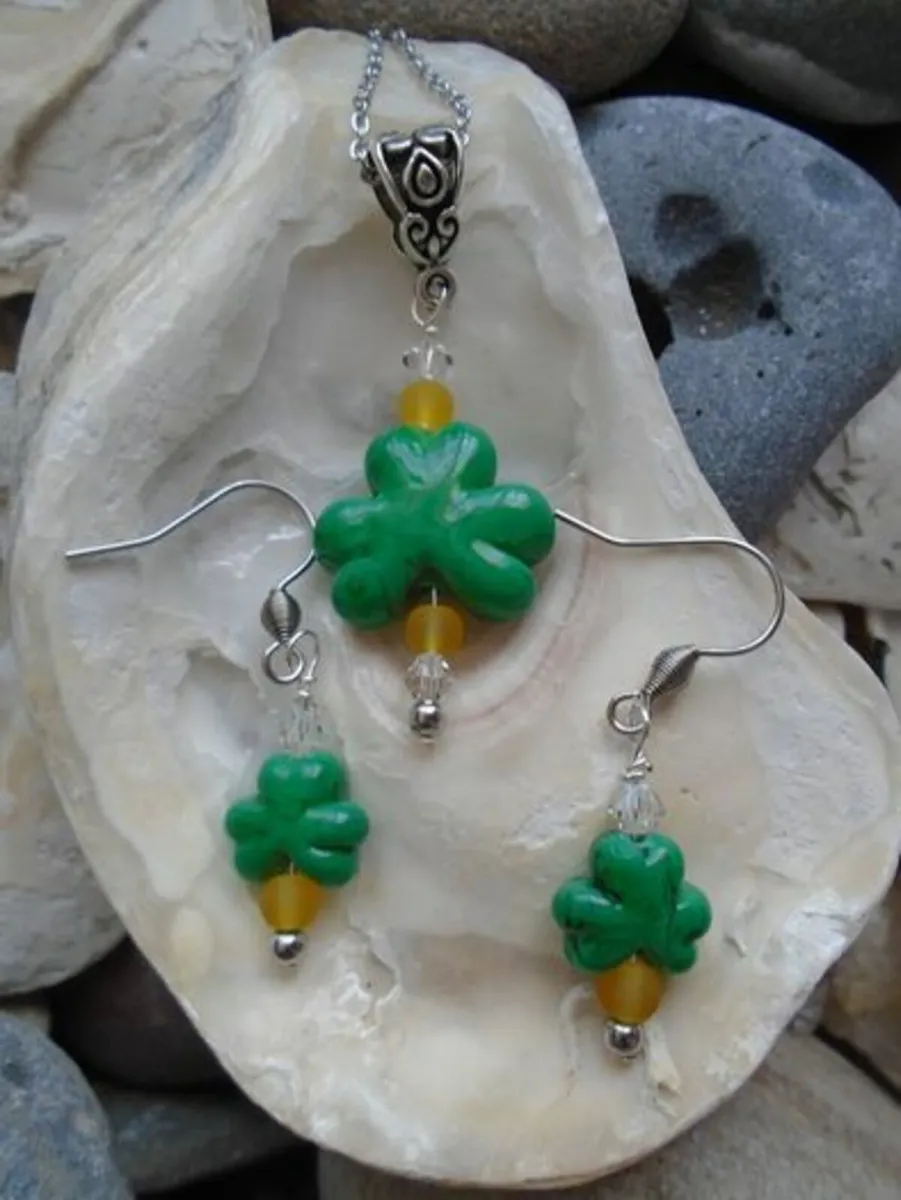 Shamrock jewellery set. Necklace St. Patrick's Day - Image 1