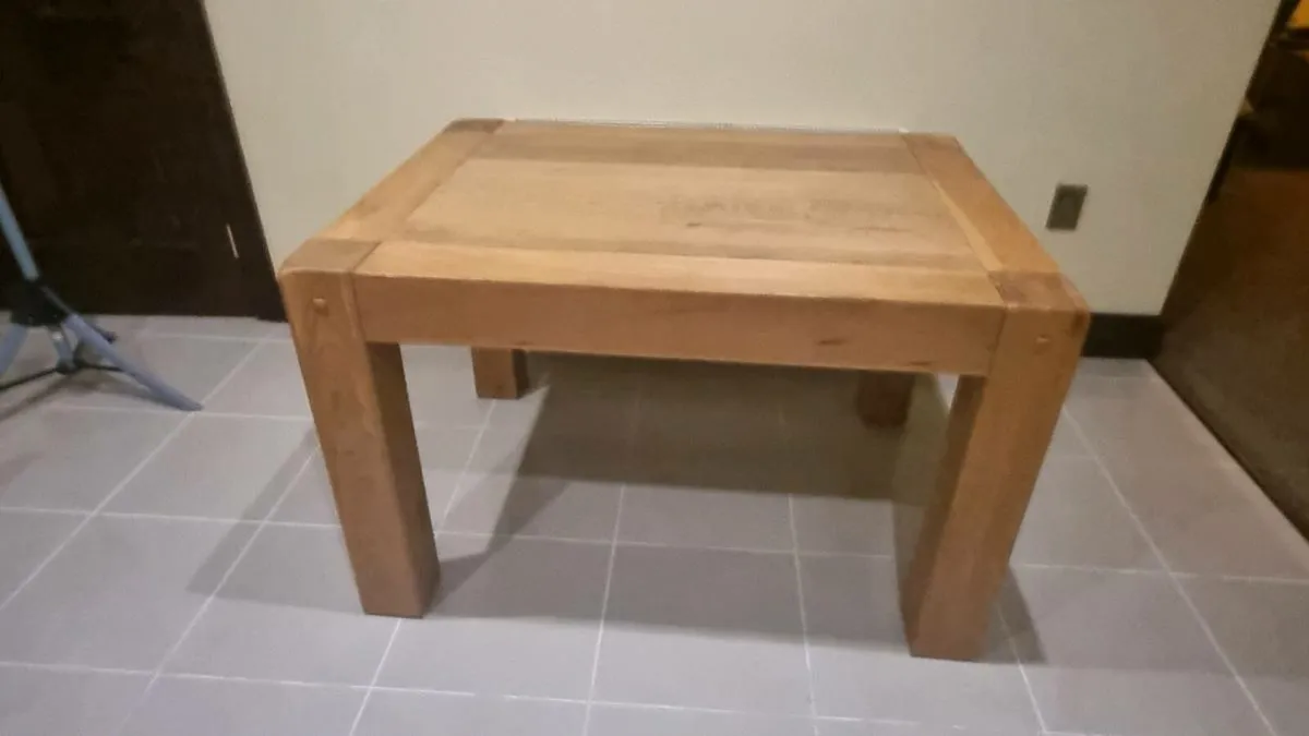 Kitchen Table. - Image 2