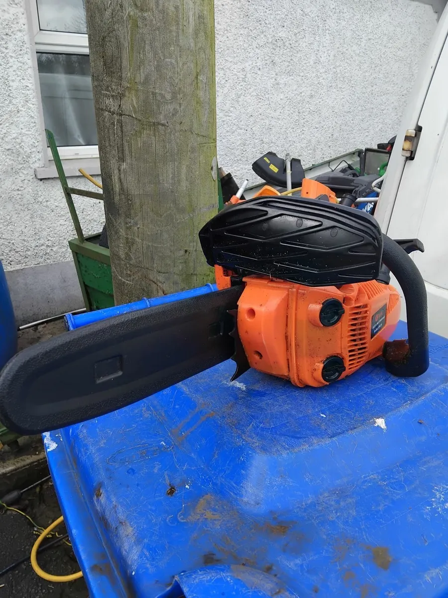 2 hand chainsaw only used 3 times like new - Image 3