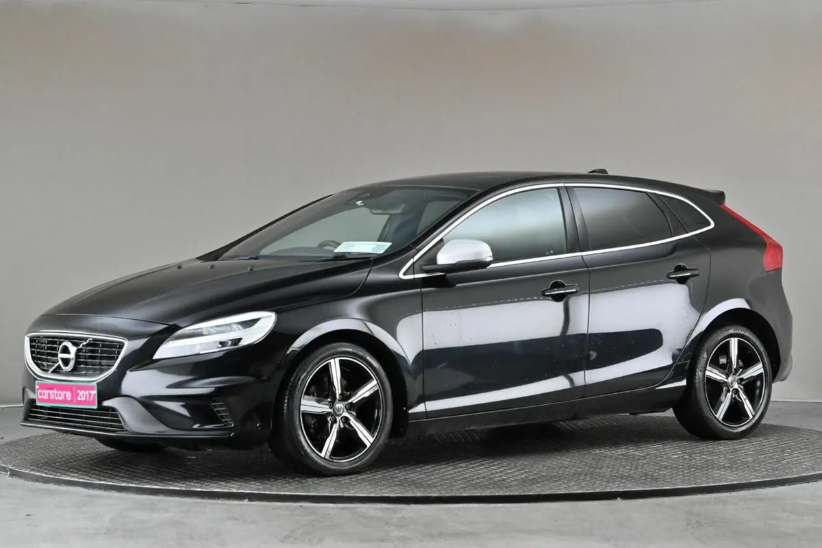 Volvo V40 2.0 D3 R-DESIGN 6SPD **FULL LEATHER**PAN - Image 4