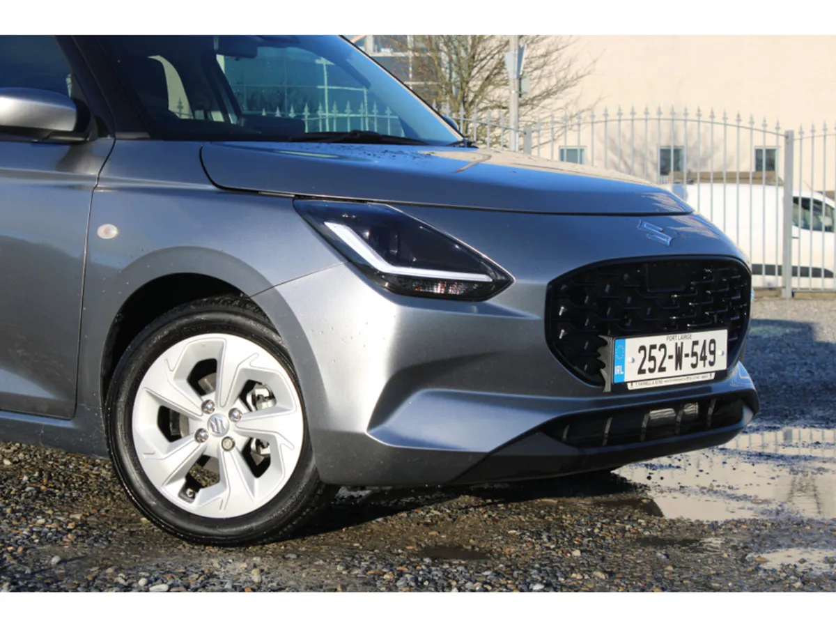 Suzuki Swift 1.2 HYBRID MOTION CVT 5DR DEMO* Remai - Image 4
