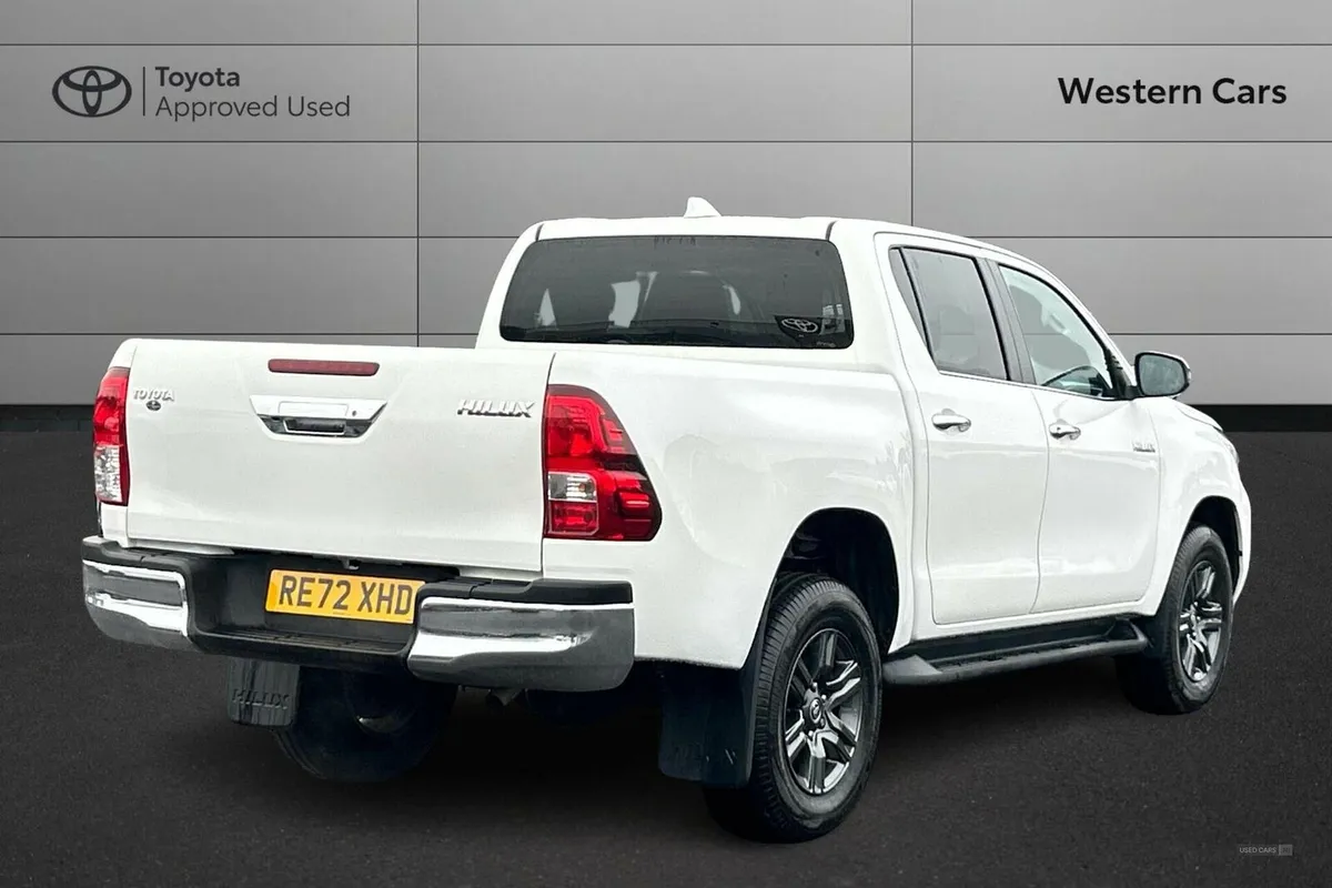 Toyota Hilux 2.4 D-4D Icon 4WD Euro 6 (s/s) 4dr - Image 2