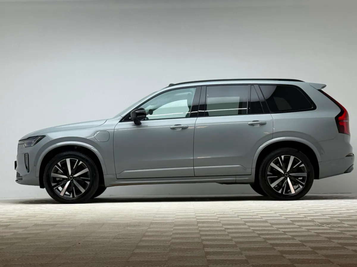 Volvo XC90 PLUS T8 PHEV AWD AUTO *7 SEATER* - Image 4