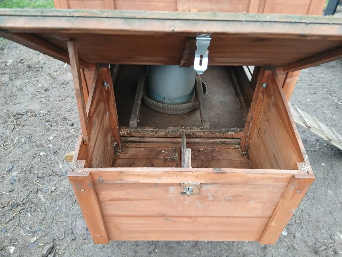 Chicken coop and feeder - Image 3