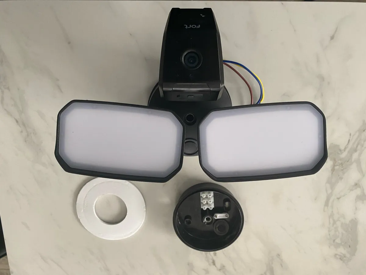 Fort - ESP security camera with LED lights - Image 3