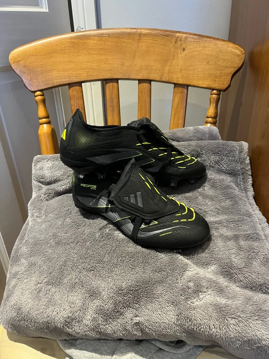 Football boots - Image 1