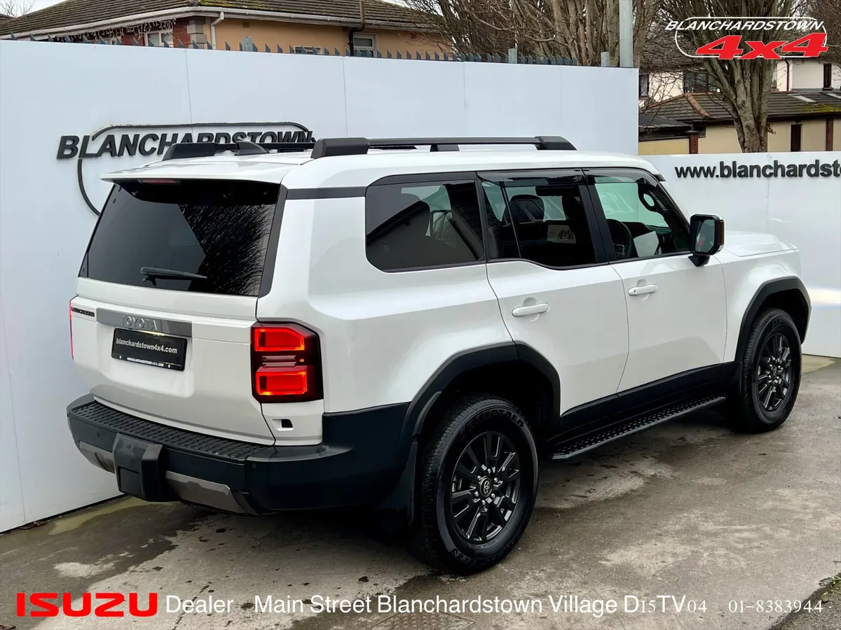 TOYOTA LANDCRUISER BUSHIDO 2.8 AUTOMATIC 7 SEATER - Image 2