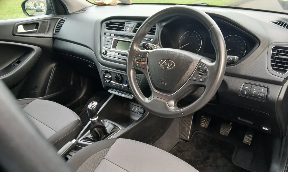Hyundai i20 2017 1.2 DELUXE 5dr *1 OWNER* - Image 3