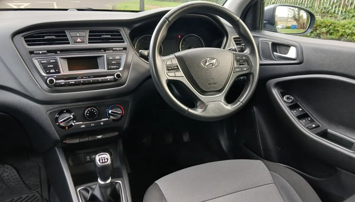 Hyundai i20 2017 1.2 DELUXE 5dr *1 OWNER* - Image 4