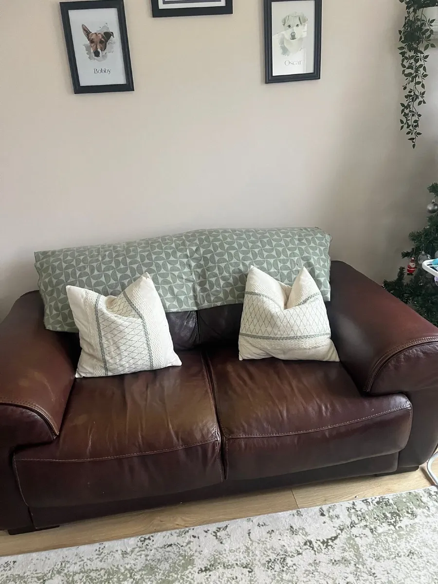 2 seater leather couch & 2 leather arm chairs - Image 1