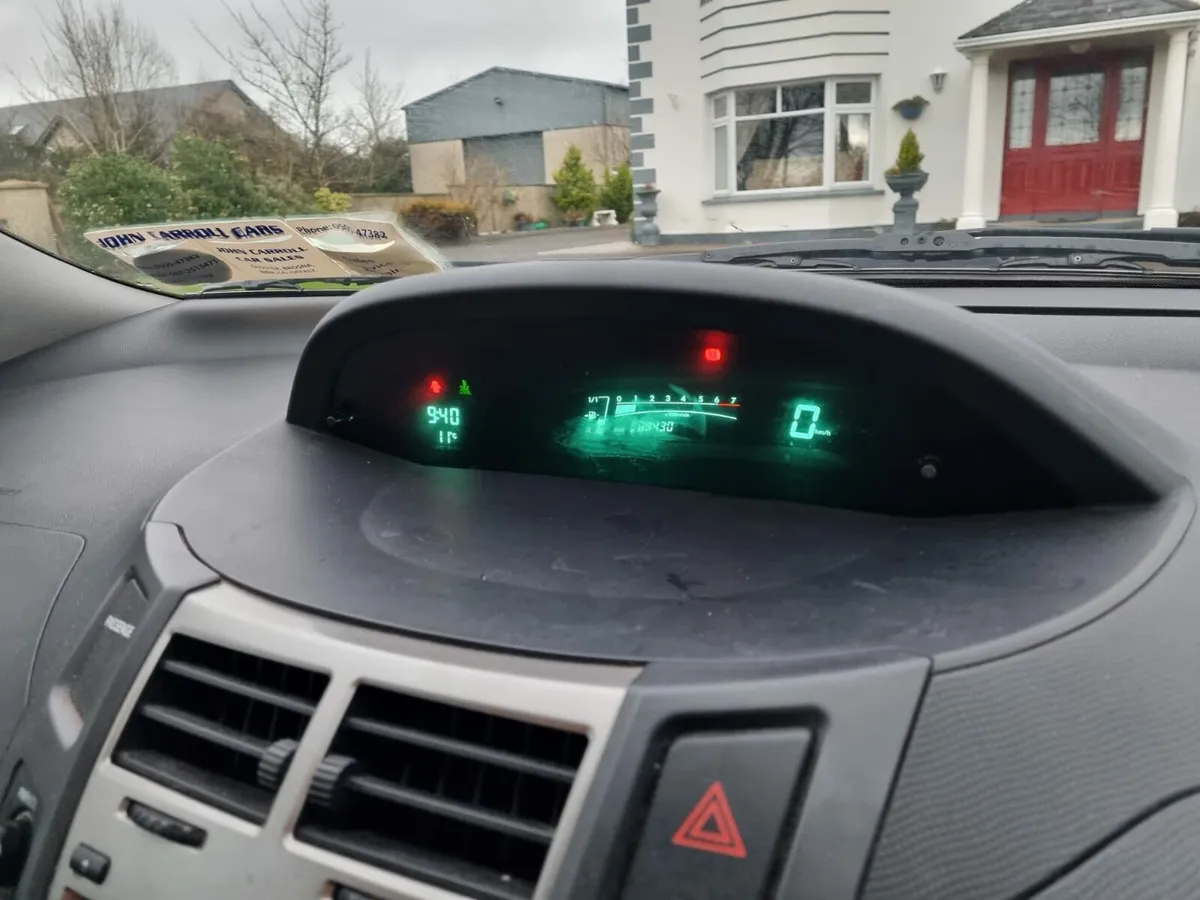 11 Toyota yaris - Image 4