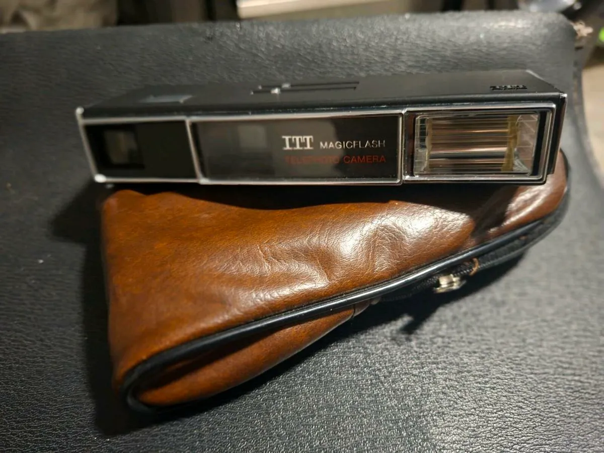 Vintage 1970's film camera with leather case - Image 1