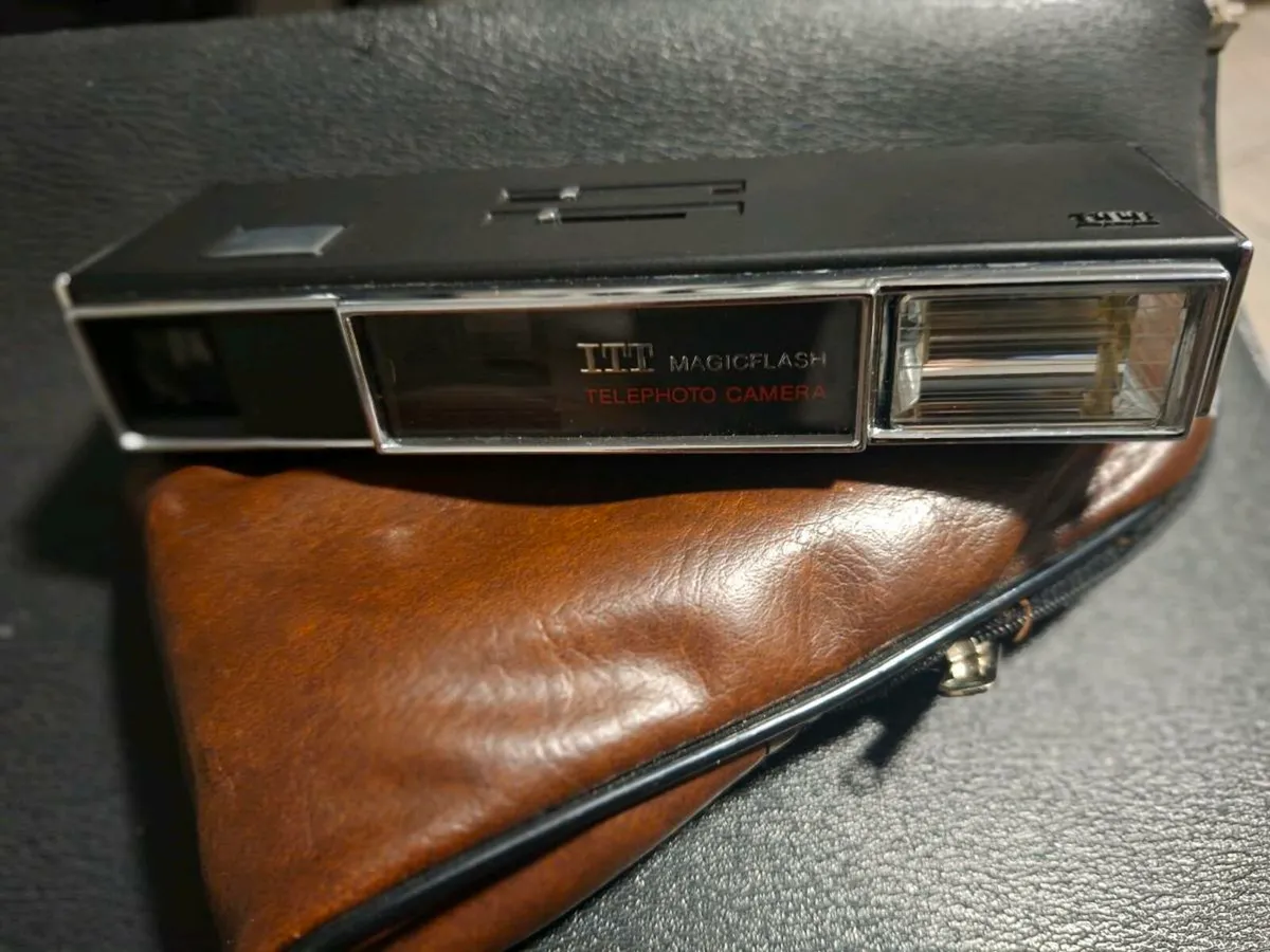 Vintage 1970's film camera with leather case - Image 2