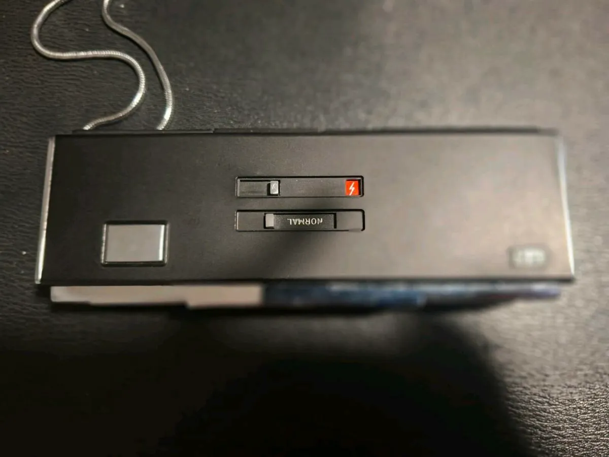 Vintage 1970's film camera with leather case - Image 3