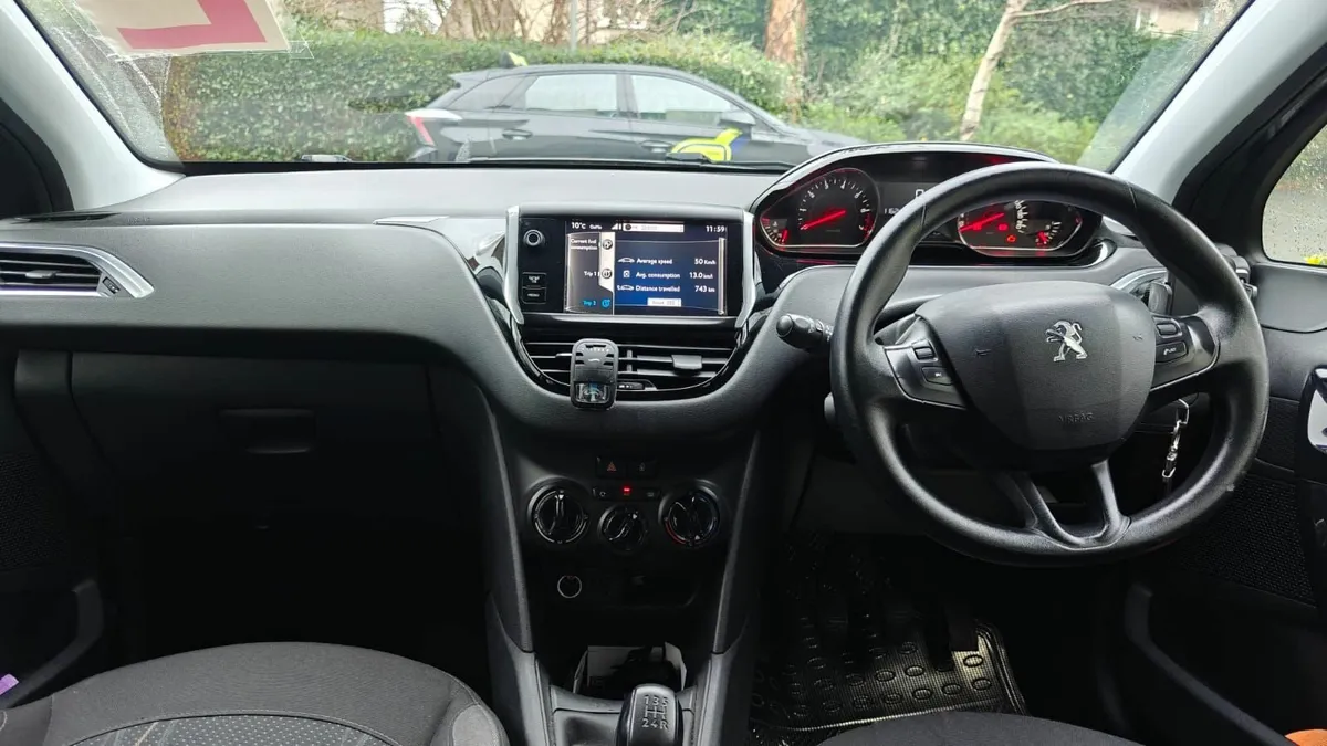 Peugeot 208 2013 - Image 2