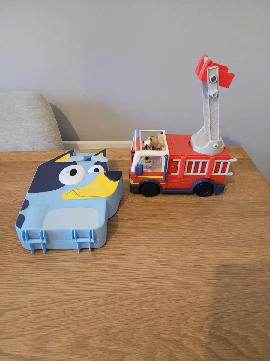 Blue fire truck - Image 3