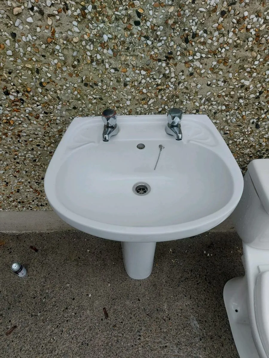 Free toilet and sink - Image 2