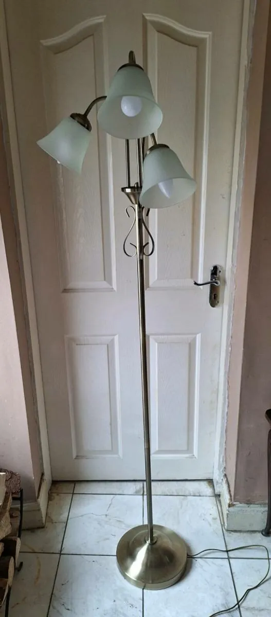 Beautiful metal floor lamp with frosted shades - Image 2