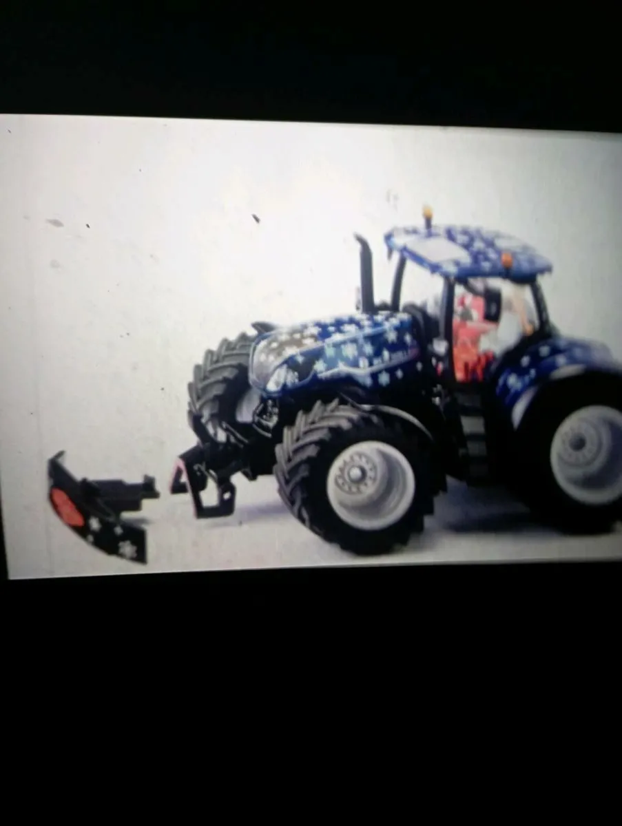 LIMITED EDITION SUKU CHRISTMAS NEW HOLLAND TRACTOR - Image 2