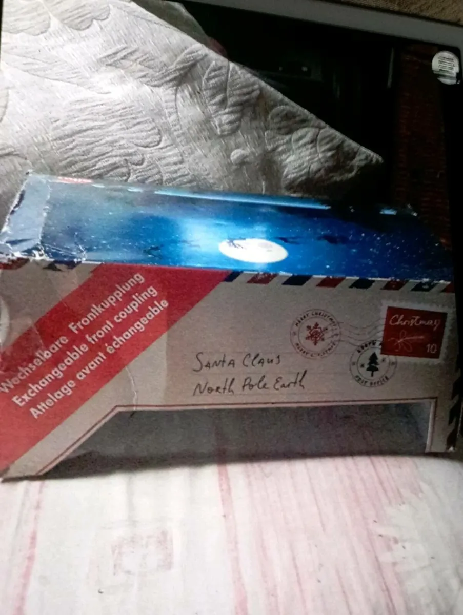 LIMITED EDITION SUKU CHRISTMAS NEW HOLLAND TRACTOR - Image 4