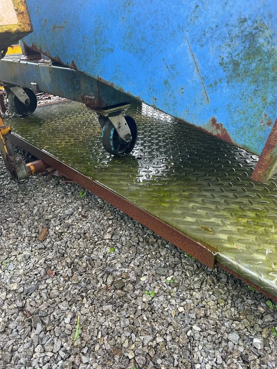 Hydraulic trailer and tipping skip - Image 3