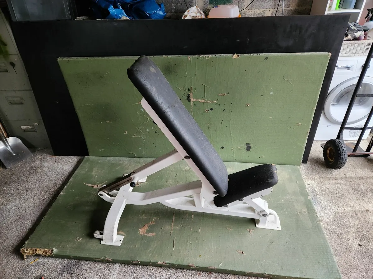 Weights bench and Gym mats - Image 1