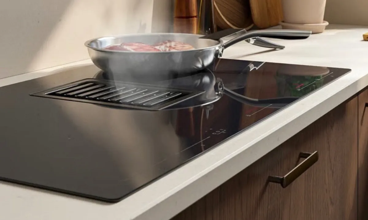 Induction hob with built-in extractor fan - Image 2