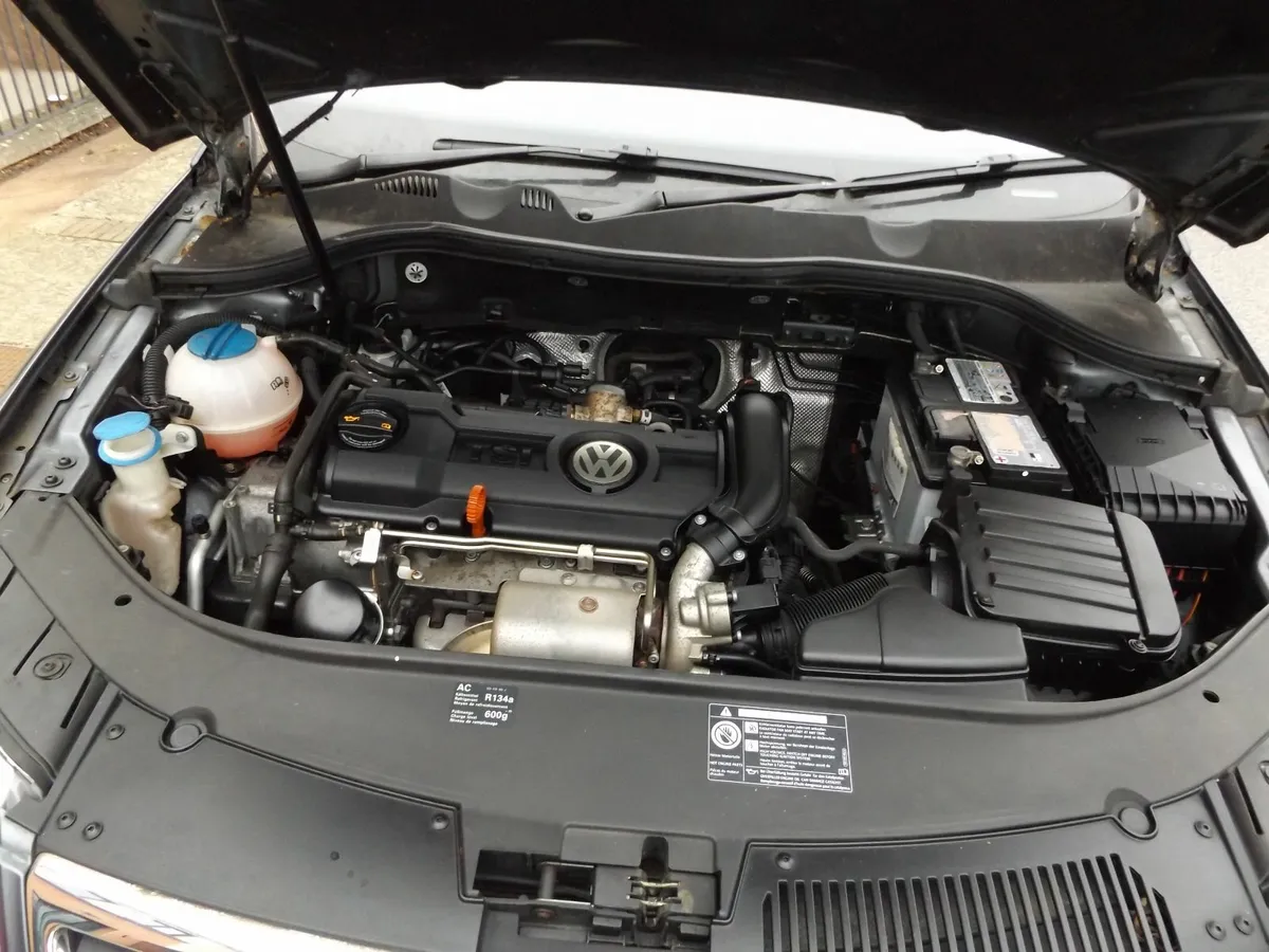 Volkswagen Passat 2009 - Image 2