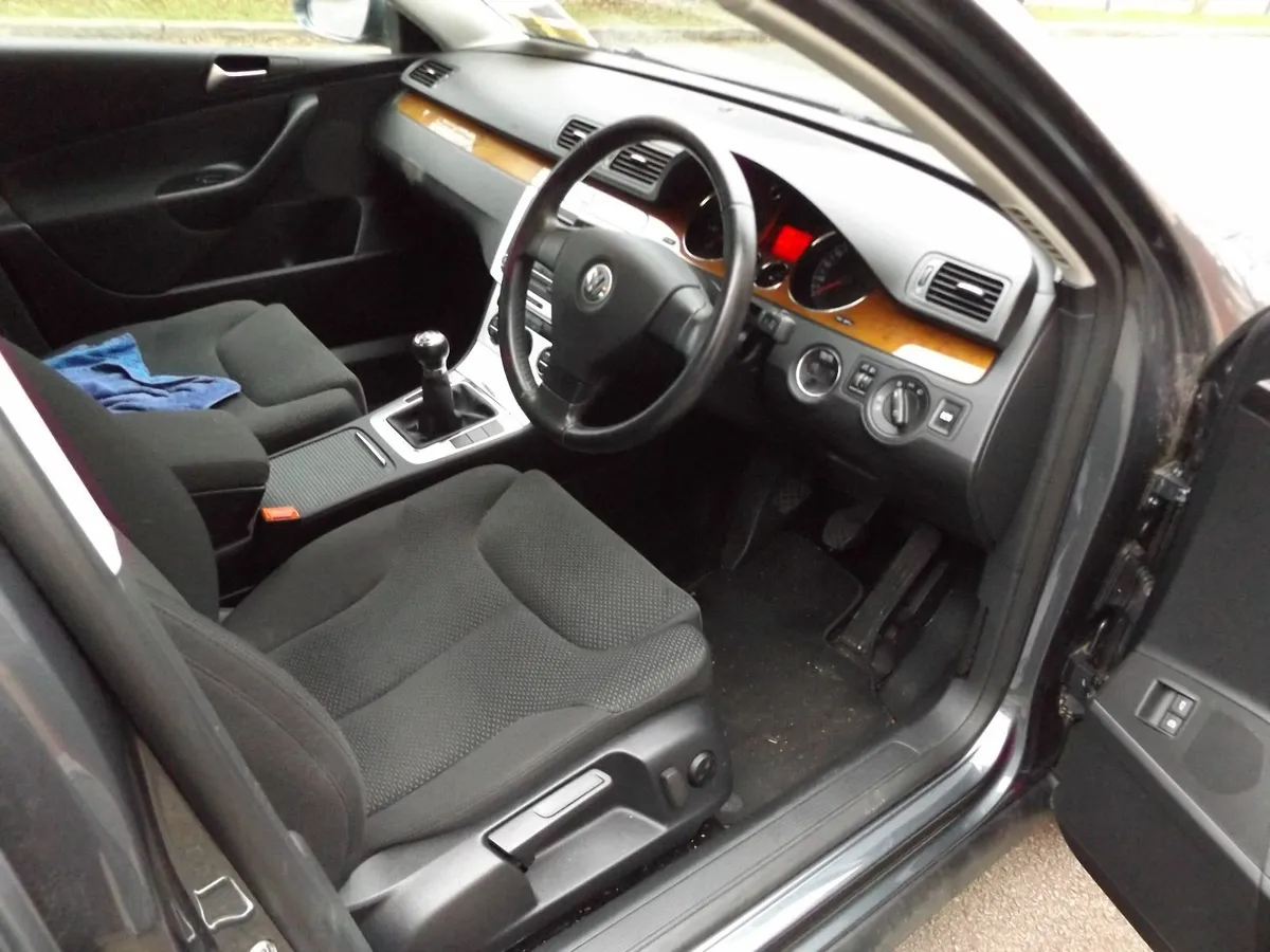 Volkswagen Passat 2009 - Image 4