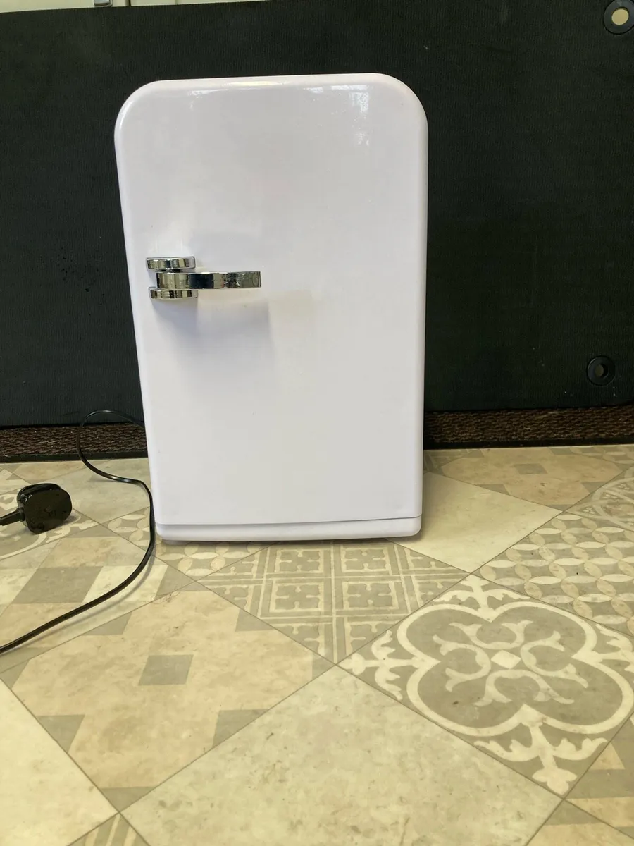 Mini fridge - Image 1