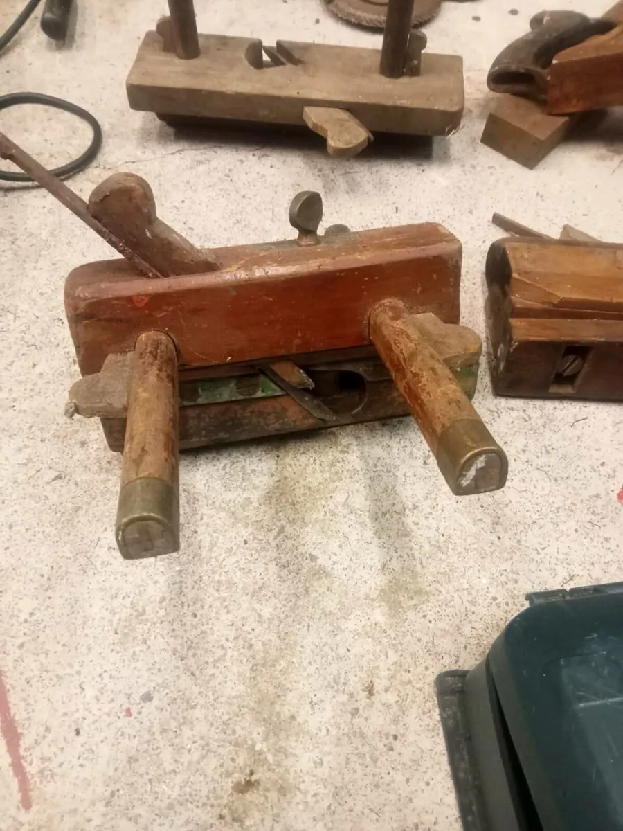 Selection of old wood planes and a level - Image 1
